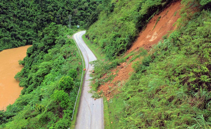 Sạt lở đất, đá tại một số điểm trên tuyến Quốc lộ 279D, thuộc huyện Mường La. Ảnh: Quang Quyết - TTXVN Sạt lở gây ách tắc giao thông cục bộ tại huyện Mường La ảnh 3