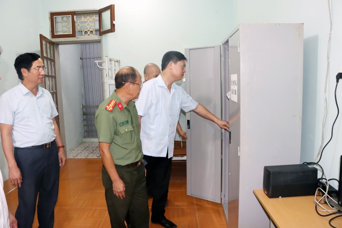 Ngành giáo dục cùng các đơn vị liên quan kiểm tra tủ đựng đề, bài thi tại một điểm thi ở tỉnh Sơn La. Ảnh: Hữu Quyết - TTXVN Kỳ thi Tốt nghiệp THPT 2023: Sơn La tổ chức phụ đạo miễn phí cho học sinh có hoàn cảnh khó khăn ảnh 1