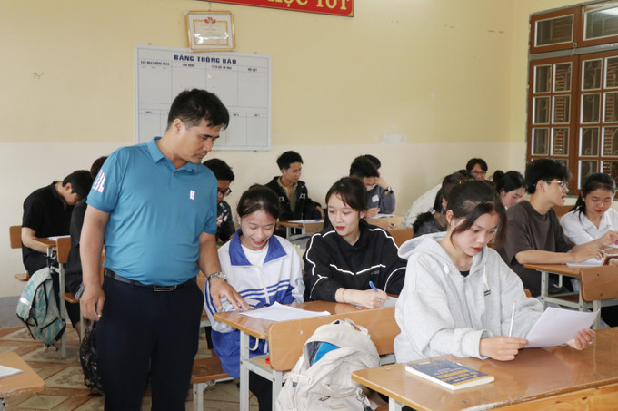 Giáo viên Trường THPT Phiêng Khoài, huyện Yên Châu hướng dẫn học sinh lớp 12 ôn tập kiến thức. Ảnh: Hữu Quyết - TTXVN Kỳ thi Tốt nghiệp THPT 2023: Sơn La tổ chức phụ đạo miễn phí cho học sinh có hoàn cảnh khó khăn ảnh 3