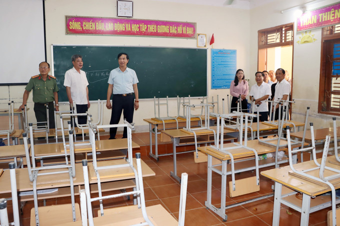 Ngành giáo dục cùng các đơn vị liên quan kiểm tra cơ sở vật chất tại một điểm thi ở tỉnh Sơn La. Ảnh: Hữu Quyết - TTXVN Kỳ thi Tốt nghiệp THPT 2023: Sơn La tổ chức phụ đạo miễn phí cho học sinh có hoàn cảnh khó khăn ảnh 2