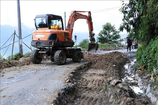 Tuyến đường trung tâm xã biên giới Pa Vây Sử, huyện Phong Thổ (Lai Châu) ngày được nâng cấp. Ảnh: Đinh Thùy-TTXVN Đổi thay ở các xã biên giới Lai Châu ảnh 4