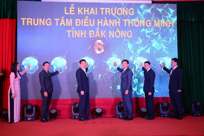 Lãnh đạo tỉnh Đắk Nông và Tập đoàn Bưu chính Viễn thông Việt Nam bấm nút khai trương Trung tâm giám sát điều hành thông minh tỉnh. Ảnh: Hưng Thịnh - TTXVN Đắk Nông khai trương trung tâm giám sát điều hành đô thị thông minh ảnh 1