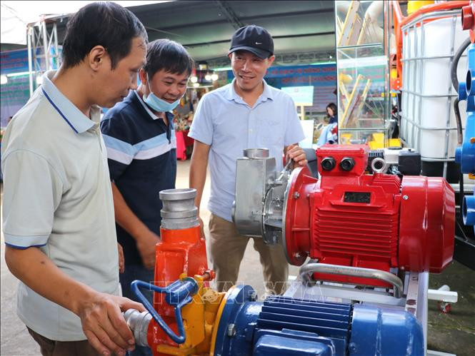 Gian hàng cơ sở sản phẩm phục vụ sản xuất nông nghiệp. Ảnh: K GỬIH-TTXVN Cơ hội quảng bá nông sản của nông dân Bình Phước ảnh 1
