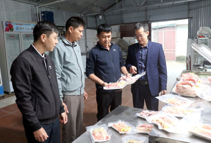 Những sản phẩm từ gà Đông Tảo được đóng gói đảm bảo quy định về an toàn thực phẩm. Ảnh: Đinh Văn Nhiều-TTXVN Nhiều sản phẩm chế biến từ gà Đông Tảo hút khách ảnh 3