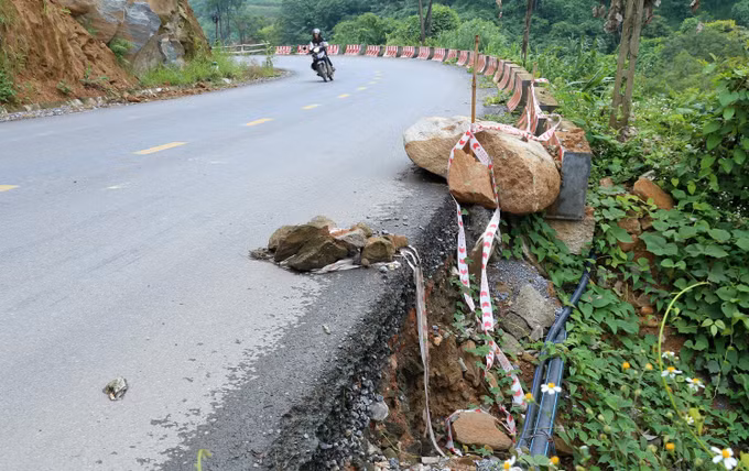 Lào Cai khẩn trương xử lý các điểm sạt lở trên Tỉnh lộ l56B ảnh 1