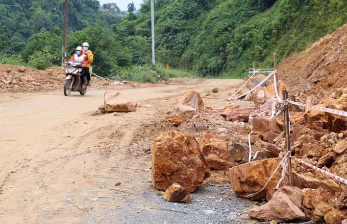 Lào Cai khẩn trương xử lý các điểm sạt lở trên Tỉnh lộ l56B ảnh 2