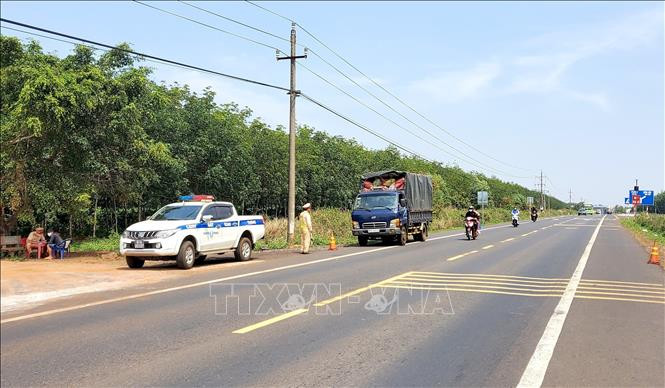 Lực lượng Cảnh sát giao thông Công an tỉnh Gia Lai tăng cường công tác tuần tra, xử lý vi phạm. Ảnh: Quang Thái- TTXVN Gia Lai nỗ lực kiềm chế tai nạn giao thông khu vực nông thôn, vùng đồng bào dân tộc thiểu số ảnh 3