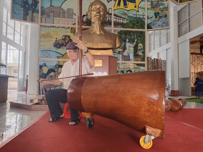 Nghệ nhân Võ Văn Bá - người thổi hồn cho nhạc cụ làm từ cây dừa ảnh 1