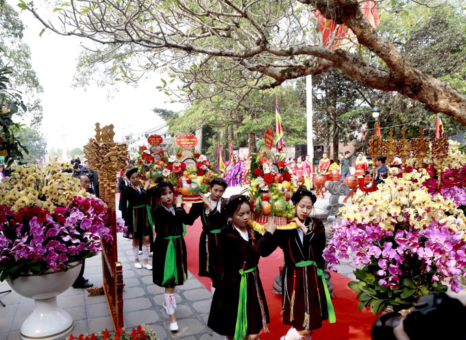 Dâng lễ tại Đền Thõng Tây Thiên. Ảnh: Hoàng Hùng - TTXVN Bảo tồn, phát huy giá trị các di tích văn hóa lịch sử trên địa bàn tỉnh Vĩnh Phúc ảnh 1