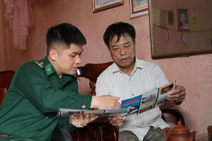 Cán bộ Đồn Biên phòng cửa khẩu Chi Ma (tỉnh Lạng Sơn) thường xuyên tuyên truyền đến nhân dân các thôn bản thực hiện tốt các chủ trương đường lối của Đảng và Nhà nước. Ảnh: Quang Duy – TTXVN Bình yên nơi biên cương xứ Lạng ảnh 2