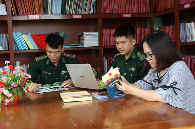 Cán bộ chiến sỹ Đồn Biên phòng cửa khẩu Chi Ma (tỉnh Lạng Sơn) tự học tập, trau dồi kiến thức pháp luật để tuyên truyền cho nhân dân. Ảnh: Quang Duy - TTXVN Bình yên nơi biên cương xứ Lạng ảnh 3