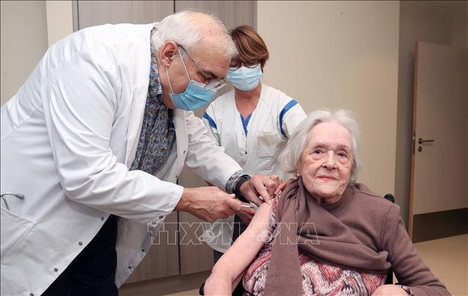 Tiêm vaccine ngừa COVID-19 của Hãng Pfizer/BioNTech cho người dân tại Montigny-le-Tilleul, Bỉ ngày 7/1/2021. Ảnh: AFP/TTXVN Vaccine của Pfizer/BioNTech hiệu quả trong phòng ngừa biến thể của SARS-CoV-2 tại Brazil ảnh 2