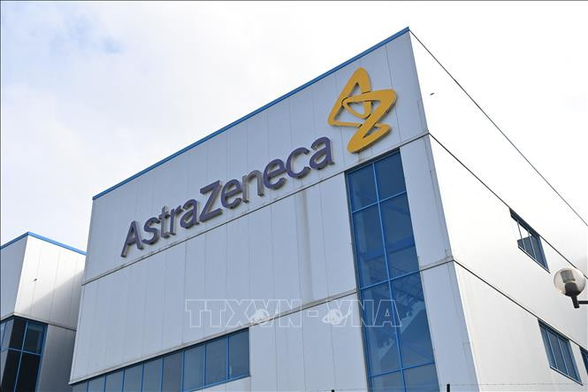 Trụ sở công ty dược phẩm AstraZeneca tại Macclesfield, Cheshire, Anh. Ảnh: AFP/ TTXVN Thuốc kháng thể đơn dòng điều trị COVID-19 của AstraZeneca đáp ứng mục tiêu thử nghiệm giai đoạn cuối ảnh 1