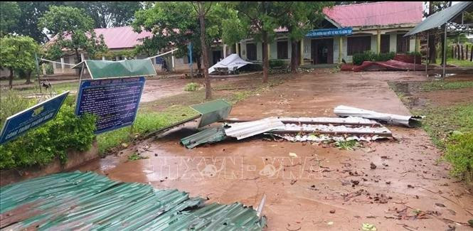 Nhiều nhà dân bị ảnh hưởng do lốc xoáy gây ra. Ảnh: TTXVN phát Huyện Ea Súp khẩn trương hỗ trợ người dân khắc phục hậu quả lốc xoáy ảnh 1
