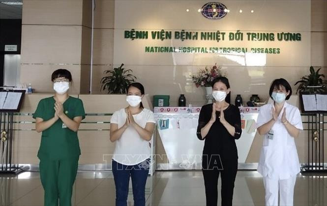 Các bệnh nhân COVID-19 được công bố khỏi bệnh ngày 21/5/2020. Ảnh: TTXVN phát Tất cả các bệnh nhân COVID-19 nặng tại Việt Nam đã được chữa khỏi ảnh 1