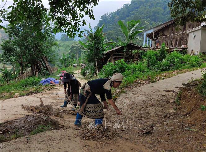 Người dân xóm Hoài Khao vệ sinh sinh đường làng ngõ xóm, giữ môi trường sạch đẹp. Ảnh: Quốc Đạt - TTXVN Xóm Hoài Khao – nơi bảo tồn môi trường sinh thái, văn hóa cổ truyền của người Dao Tiền ở Cao Bằng ảnh 2