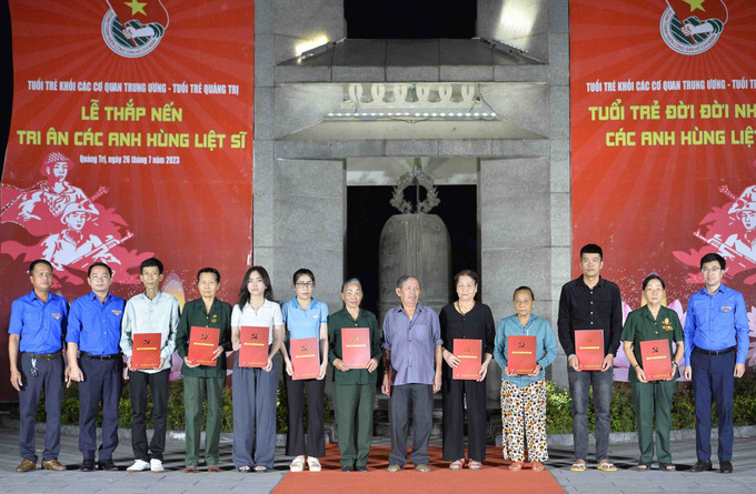 Bí thư đoàn Khối các cơ quan Trung ương Bùi Hoàng Tùng trao các suất quà cho các gia đình chính sách, thương binh, bệnh binh, các gia đình liệt sĩ. Ảnh: Minh Đức – TTXVN Ngày Thương binh - Liệt sỹ 27/7: Thắp nến tri ân những người con ưu tú của đất nước với những nghi thức đẹp đẽ nhất ảnh 5