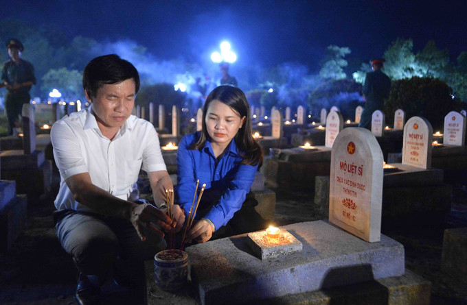 Phó Bí thư Đảng ủy Khối các cơ quan Trung ương Nguyễn Quang Trường thắp nến tri ân. Ảnh: Minh Đức - TTXVN Ngày Thương binh - Liệt sỹ 27/7: Thắp nến tri ân những người con ưu tú của đất nước với những nghi thức đẹp đẽ nhất ảnh 3