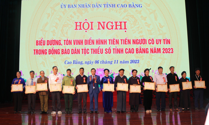 Lãnh đạo tỉnh Cao Bằng tặng Bằng khen cho người uy tín tiêu biểu. Ảnh: Chu Hiệu-TTXVN. Cao Bằng biểu dương 150 điển hình tiên tiến, người có uy tín tiêu biểu ảnh 1