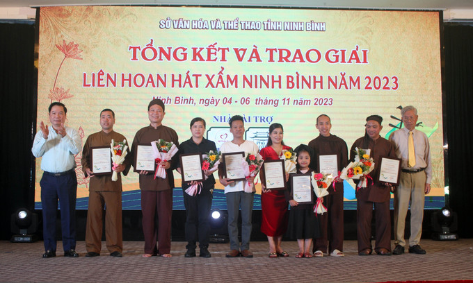 Ban Tổ chức trao giải cho 8 tiết mục đạt giải A. Ảnh: Thùy Dung - TTXVN Ninh Bình quảng bá nghệ thuật hát xẩm ảnh 3
