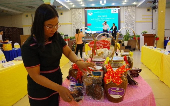 Chị Y Chon, Chủ tịch Hội Phụ nữ xã Đăk Dục huyện Ngọc Hồi (Kon Tum) và sản phẩm thịt heo gác bếp, rượu ghè men lá đạt tiêu chuẩn OCOP cấp tỉnh. Ảnh: kontum.gov.vn Y Chon - “bông hoa” ngát hương nơi biên cương ảnh 1