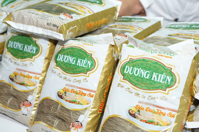 Tại sự kiện, 150 gian hàng với hàng nghìn dòng sản phẩm OCOP đặc sản vùng, miền thuộc các tỉnh Đồng bằng sông Hồng và các tỉnh, thành phố trên cả nước được trưng bày, giới thiệu, quảng bá đến người tiêu dùng Thủ đô. Trong ảnh: Miến Dương Kiên dẻo dai từng sợi. Hà Nội lần đầu tiên giới thiệu, quảng bá, kết nối sản phẩm OCOP gắn với văn hóa các tỉnh Đồng bằng sông Hồng ảnh 16