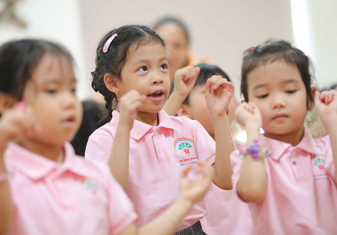 Theo Bộ trưởng Bộ Giáo dục và Đào tạo Nguyễn Kim Sơn, giáo dục mầm non thành công khi "các cháu an toàn, các cô an tâm và cha mẹ an lòng". Ảnh: Thanh Tùng - TTXVN Năm học 2023 - 2024: "Xây dựng trường mầm non hạnh phúc, lấy trẻ em làm trung tâm" ảnh 3