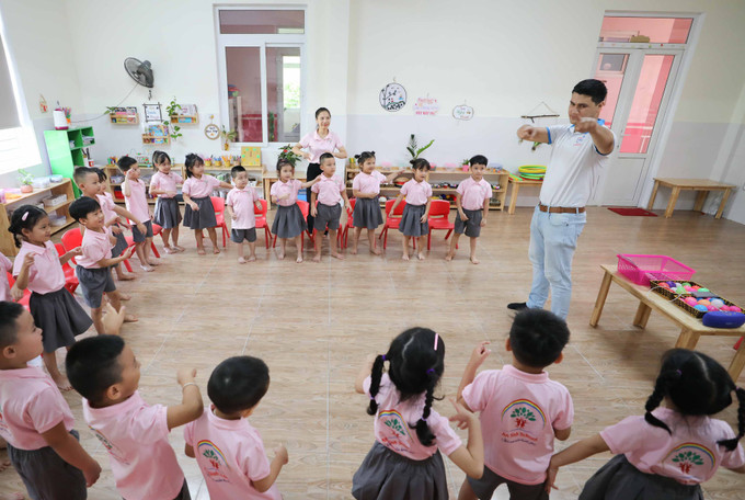 Mặc dù không ngừng nỗ lực và đạt được không ít kết quả quan trọng nhưng giáo dục mầm non vẫn còn nhiều khó khăn, hạn chế về đội ngũ, cơ sở vật chất, trường lớp để nâng cao chất lượng nuôi dưỡng, chăm sóc, giáo dục trẻ. Ảnh: Thanh Tùng - TTXVN Năm học 2023 - 2024: "Xây dựng trường mầm non hạnh phúc, lấy trẻ em làm trung tâm" ảnh 6