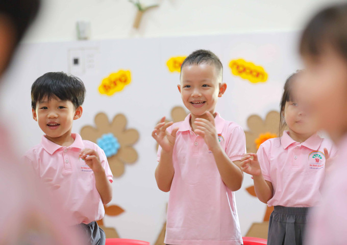 Học sinh Trường mầm non An Sinh ở thành phố Đồng Hới (Quảng Bình) hào hứng bước vào năm học mới 2023 - 2024. Ảnh: Thanh Tùng - TTXVN Năm học 2023 - 2024: "Xây dựng trường mầm non hạnh phúc, lấy trẻ em làm trung tâm" ảnh 9