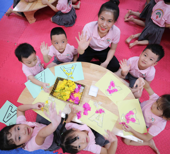 Cô giáo Trường mầm non An Sinh ở thành phố Đồng Hới (Quảng Bình) luôn tận tụy, yêu nghề, mến trẻ, nâng niu và chăm sóc những "mầm xanh" để phụ huynh an tâm đưa trẻ tới trường. Ảnh: Thanh Tùng - TTXVN Năm học 2023 - 2024: "Xây dựng trường mầm non hạnh phúc, lấy trẻ em làm trung tâm" ảnh 10