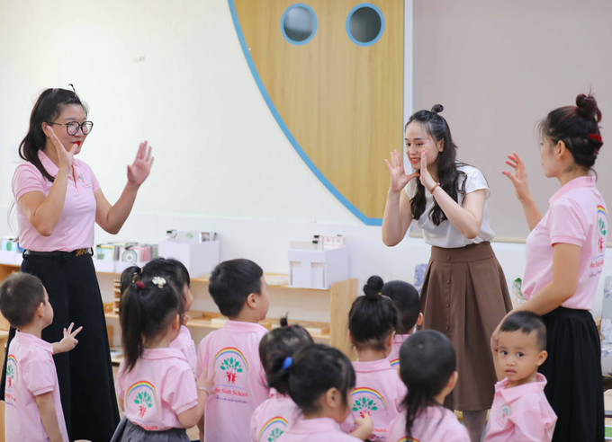 Năm học vừa qua, các điều kiện đảm bảo chất lượng dạy và học có nhiều chuyển biến tích cực. Cơ sở vật chất dạy học, đồ dùng, đồ chơi được quan tâm đầu tư. Công tác phát triển đội ngũ được quan tâm. Tỷ lệ giáo viên/lớp đạt 1,86 tăng 0,02; giáo viên đạt chuẩn trình độ đào tạo là 87,3% và trên chuẩn đạt 65,1%. Ảnh: Thanh Tùng - TTXVN Năm học 2023 - 2024: "Xây dựng trường mầm non hạnh phúc, lấy trẻ em làm trung tâm" ảnh 2