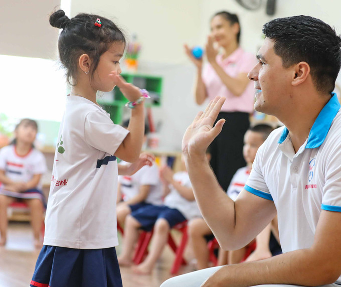 Ngành giáo dục và đào tạo tại các địa phương cần tiếp tục tham mưu về sắp xếp hệ thống mạng lưới trường lớp, tránh việc dồn ép cơ học; đẩy mạnh ứng dụng công nghệ thông tin, chuyển đổi số trong giáo dục mầm non… Ảnh: Thanh Tùng - TTXVN Năm học 2023 - 2024: "Xây dựng trường mầm non hạnh phúc, lấy trẻ em làm trung tâm" ảnh 8