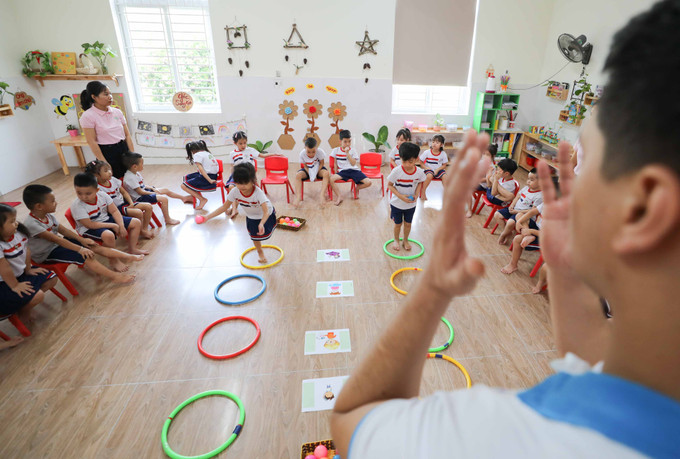 Năm học 2023 - 2024, giáo dục mầm non phấn đấu thực hiện tốt Chủ đề năm học "Xây dựng trường mầm non hạnh phúc, lấy trẻ em làm trung tâm" gắn kết với việc nâng cao chất lượng thực hiện Chuyên đề "Xây dựng trường mầm non lấy trẻ làm trung tâm giai đoạn 2021 - 2025". Ảnh: Thanh Tùng - TTXVN Năm học 2023 - 2024: "Xây dựng trường mầm non hạnh phúc, lấy trẻ em làm trung tâm" ảnh 1