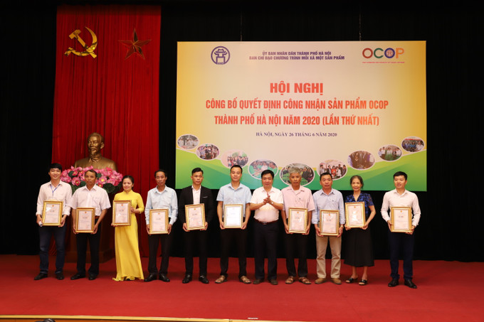 Ông Nguyễn Văn Chí, Phó Chánh Văn phòng thường trực Văn phòng Điều phối nông thôn mới thành phố Hà Nội trao chứng nhận sản phẩm OCOP đạt 3 sao cho các chủ thể. Hà Nội công nhận 275 sản phẩm OCOP năm 2020 ảnh 6