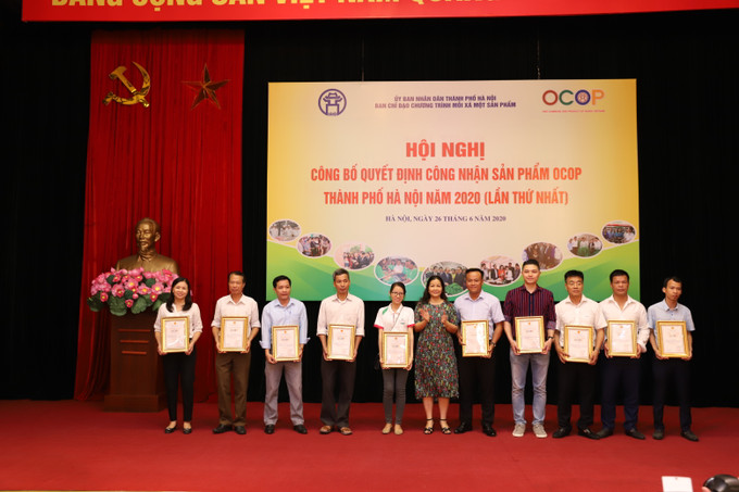 Bà Trần Thị Phương Lan, Phó Giám đốc Sở Công thương Hà Nội trao quyết định công nhận sản phẩm OCOP đạt 4 sao cho các chủ thể. Hà Nội công nhận 275 sản phẩm OCOP năm 2020 ảnh 5
