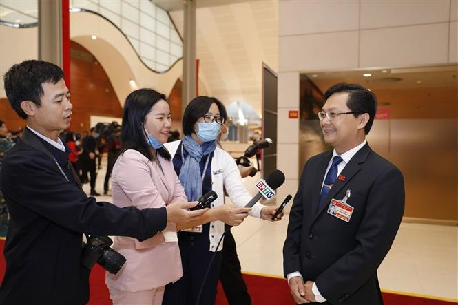 Đại biểu Hà Anh Dũng, Ủy viên Ban Thường vụ, Trưởng ban Tuyên giáo Tỉnh ủy Bình Phước trả lời phỏng vấn. Ảnh: TTXVN Đại hội XIII của Đảng: Sáng suốt lựa chọn nhân sự khóa XIII dám nghĩ, dám làm, dám đổi mới ảnh 1