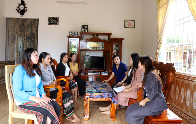 Sau hơn 3 năm triển khai mô hình “Phụ nữ giúp nhau xây nhà đẹp”, mô hình đã thu hút đông đảo chị em đóng góp kinh phí từ 5 - 20 triệu đồng/người để gây quỹ giúp các hội viên khó khăn xây nhà mới. Ảnh: Khánh Phúc Hiệu quả từ mô hình “Phụ nữ giúp nhau xây nhà đẹp” ở Nau Sri ảnh 2