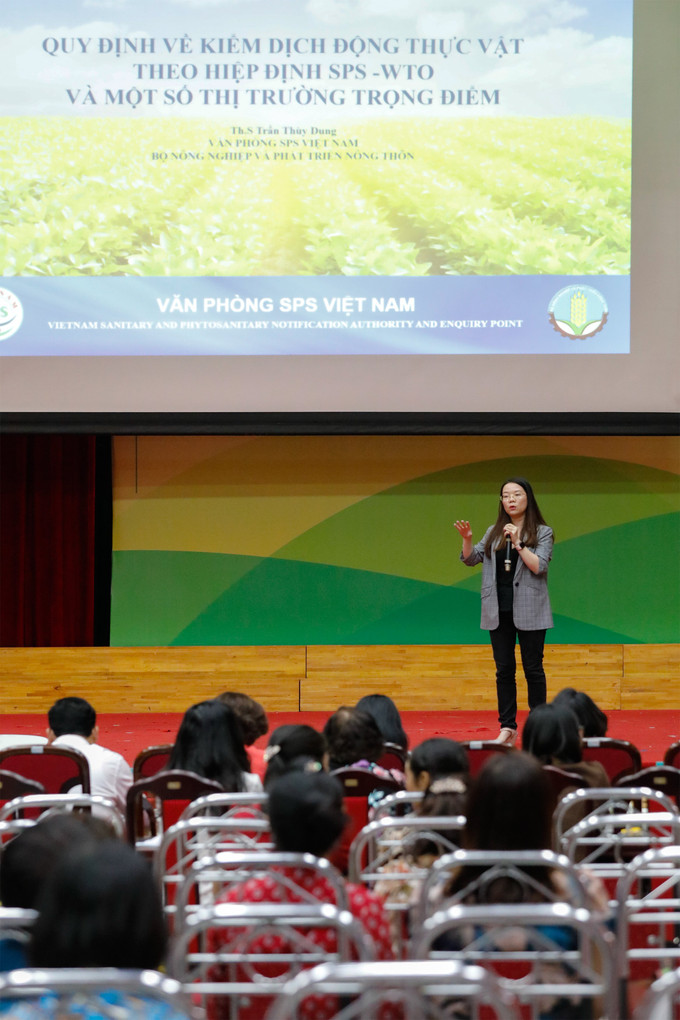 Thạc sĩ Trần Thùy Dung, Văn phòng SPS Việt Nam giới thiệu về quy định về kiểm dịch động thực vật theo Hiệp định SPS - WTO và một số thị trường trọng điểm. Hà Nội phổ biến các quy định về sản xuất, kinh doanh an toàn thực phẩm trong khuôn khổ FTA ảnh 4