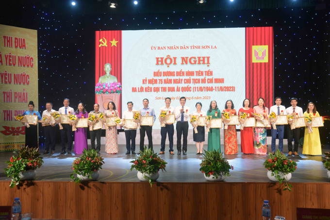 Chủ tịch Ủy ban Nhân dân tỉnh Sơn La Hoàng Quốc Khánh tặng Bằng khen cho các cá nhân là điển hình tiên tiến tiêu biểu. Ảnh Quang Quyết 75 năm Thi đua ái quốc: Sơn La đổi mới các phong trào thi đua yêu nước ảnh 1
