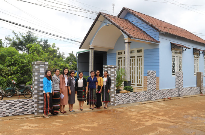 Ngôi nhà mới của một hội viên Chi hội phụ nữ thôn Nau Sri. Ảnh: Khánh Phúc Hiệu quả từ mô hình “Phụ nữ giúp nhau xây nhà đẹp” ở Nau Sri ảnh 1