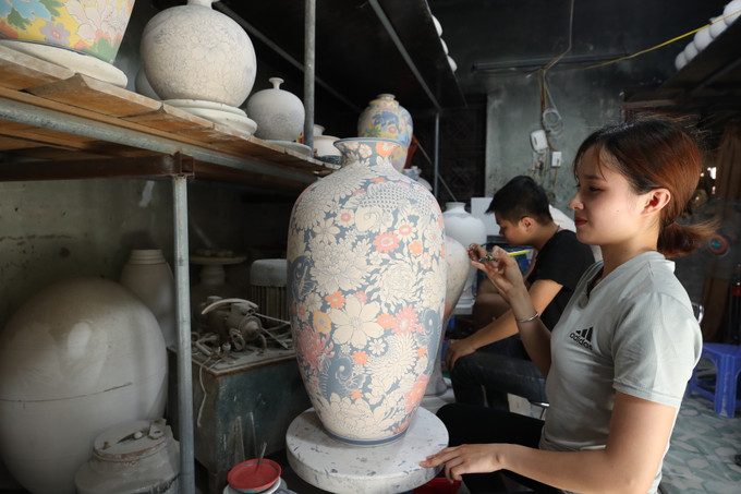 Bát Tràng hiện có hơn 200 doanh nghiệp, gần 1.000 hộ đang sản xuất, kinh doanh gốm sứ, trong đó có 140 nghệ nhân và hàng nghìn thợ có tay nghề giỏi. OCOP chắp cánh thương hiệu gốm sứ Bát Tràng ảnh 7