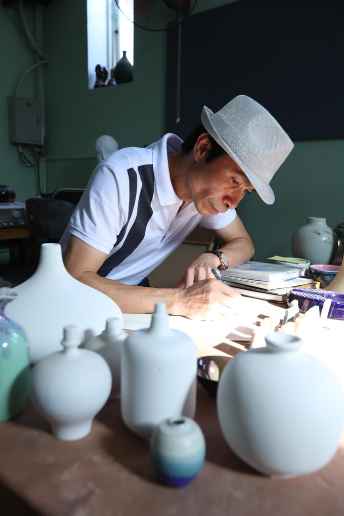 Nghệ nhân Trần Đức Tân tại xưởng sản xuất gốm của Hợp tác xã sản xuất, kinh doanh gốm sứ Tân Thịnh. OCOP chắp cánh thương hiệu gốm sứ Bát Tràng ảnh 12
