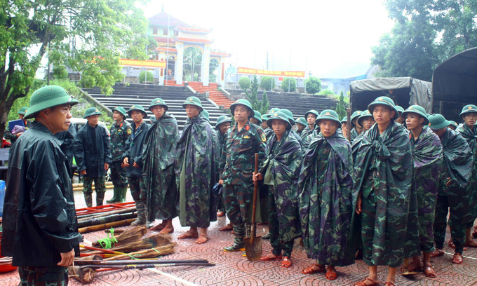Sư đoàn 324 (Quân khu 4) đã huy động 200 cán bộ, chiến sĩ hỗ trợ người dân huyện Thanh Chương (Nghệ An) khắc phục hậu quả mưa lũ. Ảnh: Tá Chuyên - TTXVN Lực lượng vũ trang hỗ trợ người dân khắc phục hậu quả mưa lũ tại Nghệ An ảnh 1
