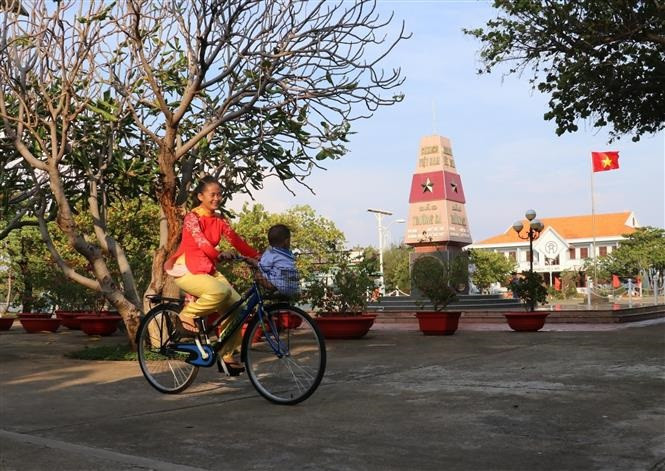 Người dân thị trấn Trường Sa thuộc huyện Trường Sa (Khánh Hòa). Ảnh: TTXVN Huyện đảo Trường Sa hướng tới "Ngày hội non sông" ảnh 6