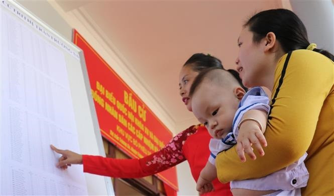 Cử tri thị trấn Trường Sa thuộc huyện Trường Sa (Khánh Hòa) xem danh sách cử tri được niêm yết tại hội trường UBND thị trấn Trường Sa. Ảnh: TTXVN Huyện đảo Trường Sa hướng tới "Ngày hội non sông" ảnh 5