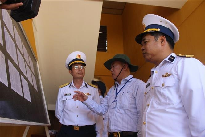 Phó Chủ tịch UBND tỉnh Khánh Hòa Nguyễn Anh Tuấn (giữa) kiểm tra công tác chuẩn bị bầu cử tại đảo Song Tử Tây thuộc huyện đảo Trường Sa (Khánh Hòa). Ảnh: TTXVN Huyện đảo Trường Sa hướng tới "Ngày hội non sông" ảnh 2