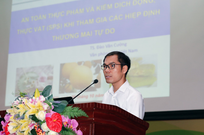 Tiến sĩ Đào Văn Cường, đại diện Văn phòng SPS Việt Nam trình bày về vấn đề sản xuất, kinh doanh an toàn thực phẩm và kiểm dịch động, thực vật khi tham gia FTA. Hà Nội phổ biến các quy định về sản xuất, kinh doanh an toàn thực phẩm trong khuôn khổ FTA ảnh 3