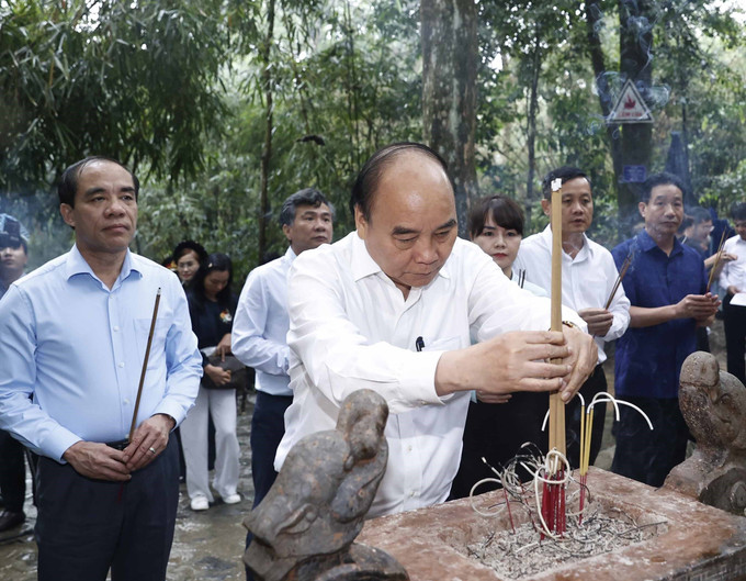 Chủ tịch nước Nguyễn Xuân Phúc cùng đoàn công tác dâng hương tưởng nhớ Chủ tịch Hồ Chí Minh tại Lán Nà Nưa trong Khu di tích lịch sử Quốc gia đặc biệt Tân Trào. Ảnh: Thống Nhất - TTXVN Chủ tịch nước Nguyễn Xuân Phúc dâng hương tại Khu di tích Quốc gia đặc biệt Tân Trào ảnh 1