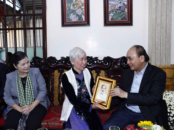 Chủ tịch nước Nguyễn Xuân Phúc thăm bà Đinh Thị Huệ, vợ liệt sỹ ở tổ dân phố số 5, phường Tân Phong, thành phố Lai Châu (Lai Châu). Ảnh: Thống Nhất - TTXVN Chủ tịch nước Nguyễn Xuân Phúc: Giảm nghèo bền vững vẫn là nhiệm vụ trọng tâm của Lai Châu ảnh 2