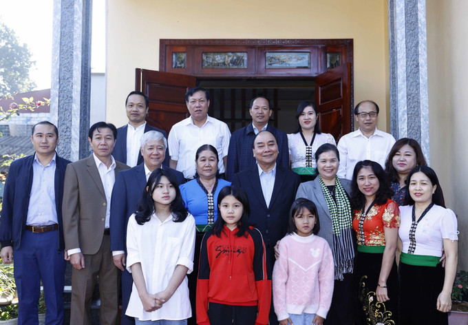 Chủ tịch nước Nguyễn Xuân Phúc thăm bà Phìn Thị Thích, vợ liệt sỹ ở tổ dân phố số 9, phường Đoàn Kết, thành phố Lai Châu. Ảnh: Thống Nhất - TTXVN Chủ tịch nước Nguyễn Xuân Phúc: Giảm nghèo bền vững vẫn là nhiệm vụ trọng tâm của Lai Châu ảnh 3